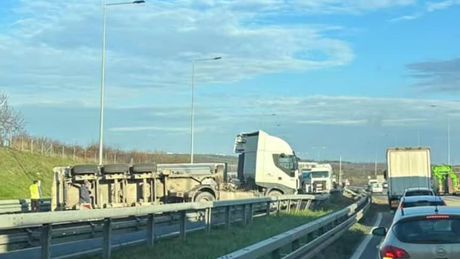 Prevrnuta prikolica kamiona na obilaznici između Orlovače i Ostružnice u smeru ka Novom Sadu
