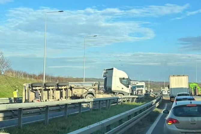 Prevrnuta prikolica kamiona na obilaznici između Orlovače i Ostružnice u smeru ka Novom Sadu