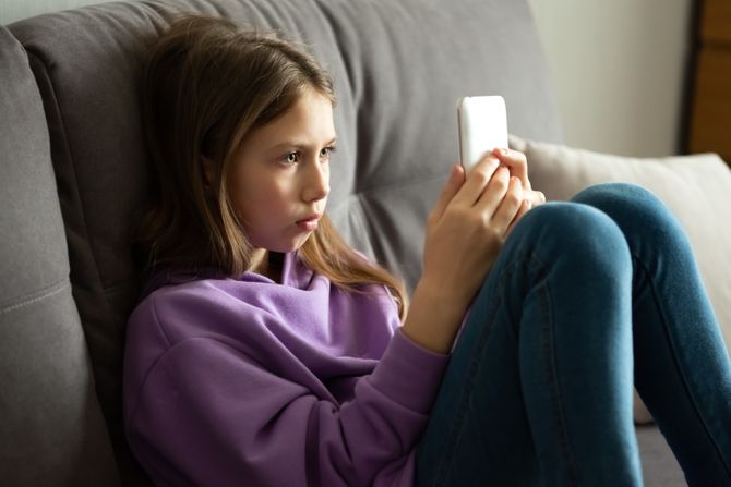 kid phone, dete, telefon, devojčica