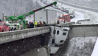 Vozač visio 30 metara iznad zemlje i čekao čudo 5 sati! Dramatičan prizor na snežnom putu nakon nesreće