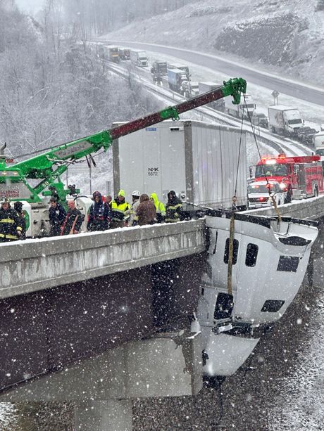 West Virginia spasavanje kamion nesreća most