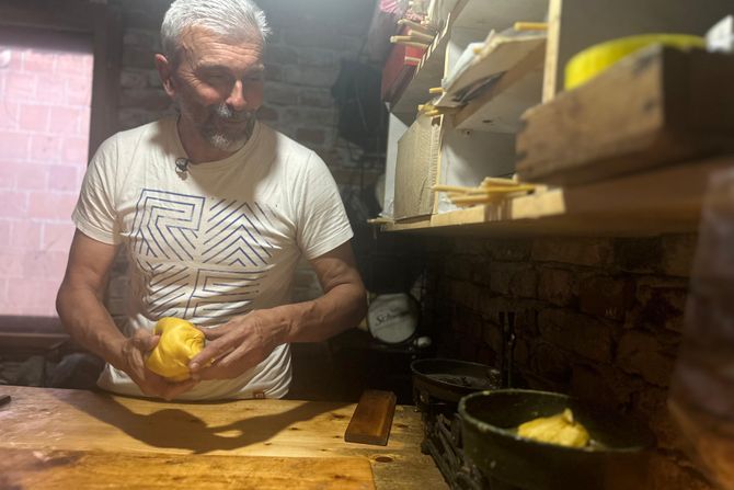 Sveća prati čoveka od rođenja do upokojenja