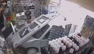 Automobil ULETEO KROZ izlog u prodavnicu, ruši sve pred sobom! Jeziv snimak iz Lazarevca