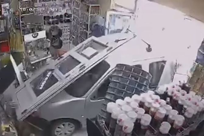 auto delovi, lazarevac, uleteo kolima u radnju