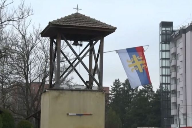 Skinuta srpska zastava sa zvonare crkve u Lipljanu