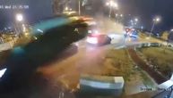 Nesvakidašnja nesreća u komšiluku! Mercedesom preleteo dva vozila: Svi gledaju snimak i krste se