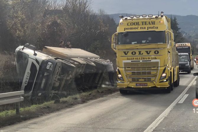 Prevrnut kamion na Paragovu na Iriškom putu