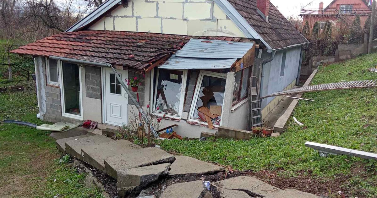 Darko je sedeo na kauču kada je komšijin auto “sleteo” na njihovu kuću: Detalji nestvarne nesreće kod Ćuprije – Vijesti Darko je sedeo na kauču kada je komšijin auto “sleteo” na njihovu kuću: Detalji nestvarne nesreće kod Ćuprije – Vijesti