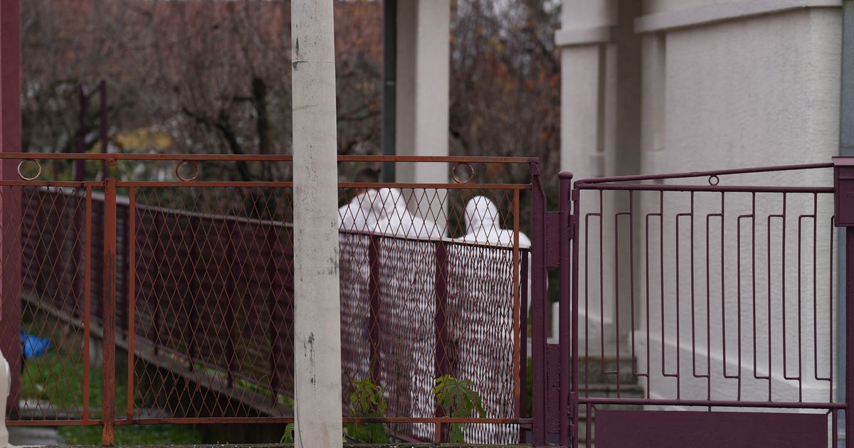 Policija zatekla horor scene u kući u Čačku: Majka i otac su prerezani, sin izboden u grudi – Vesti