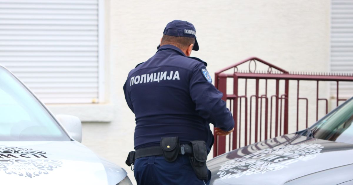 Šokantne scene u Čačku: Leševi oca, majke i sina odvedeni na obdukciju, ovaj detalj u dvorištu privlači pažnju – Novosti