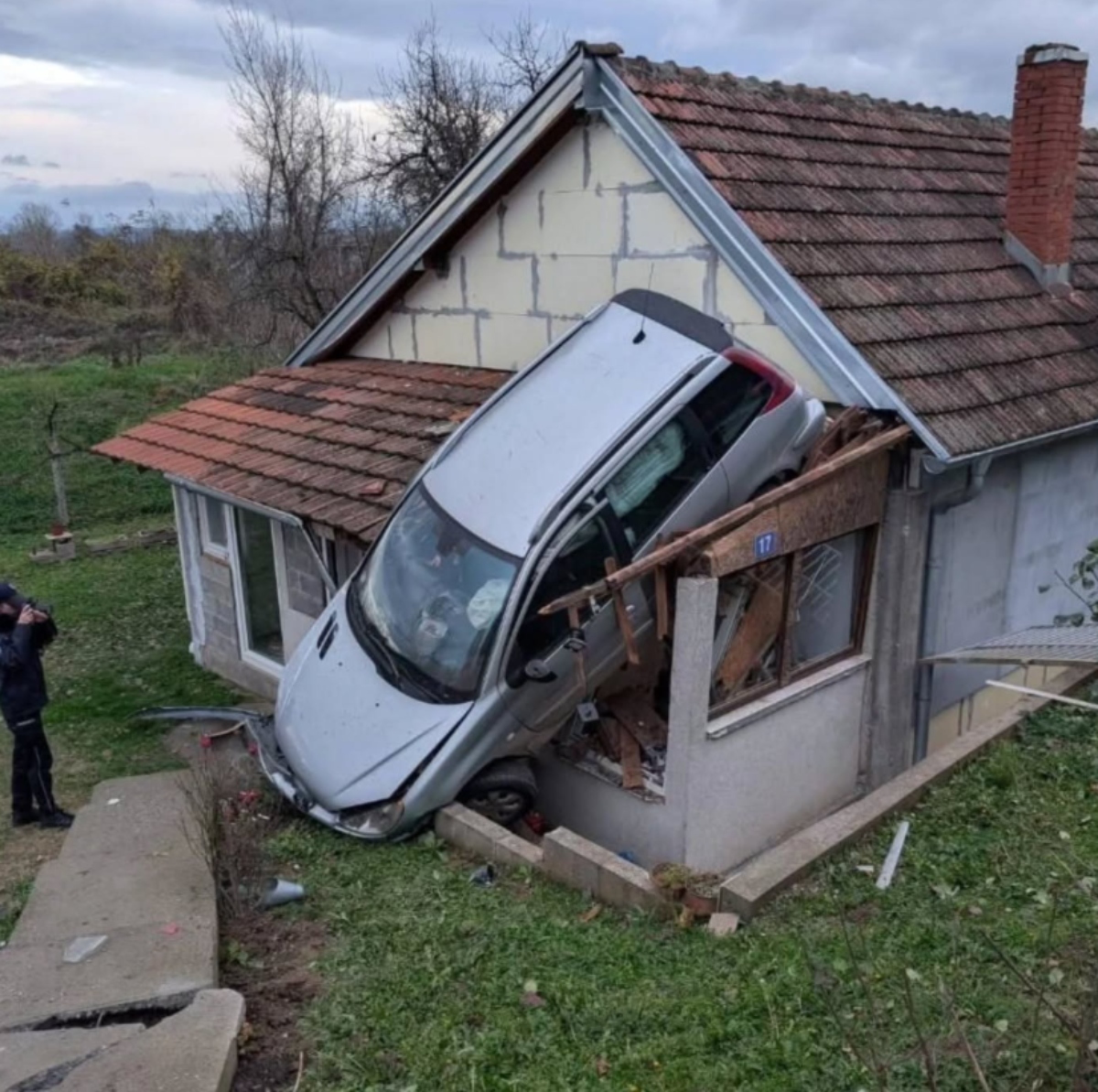 Ovako je automobil završio na krovu Sašine kuće: Snimak bizarne saobraćajke kod Ćuprije gleda se netremice