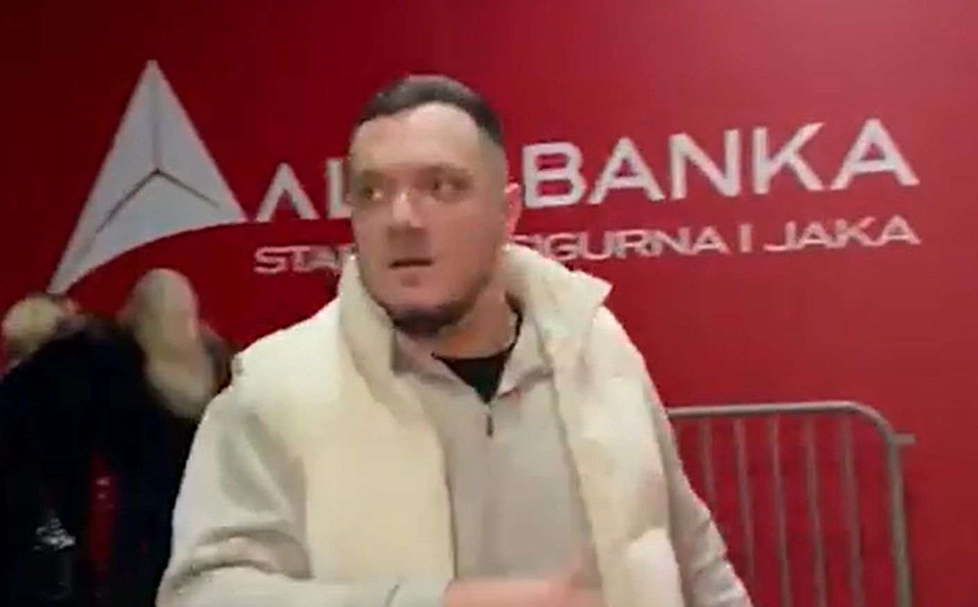 Gastoz šepajući došao na koncert Georgieva, pa bahato "preskočio" red! Ljudi pobesneli: "Šta glumi ovaj?"