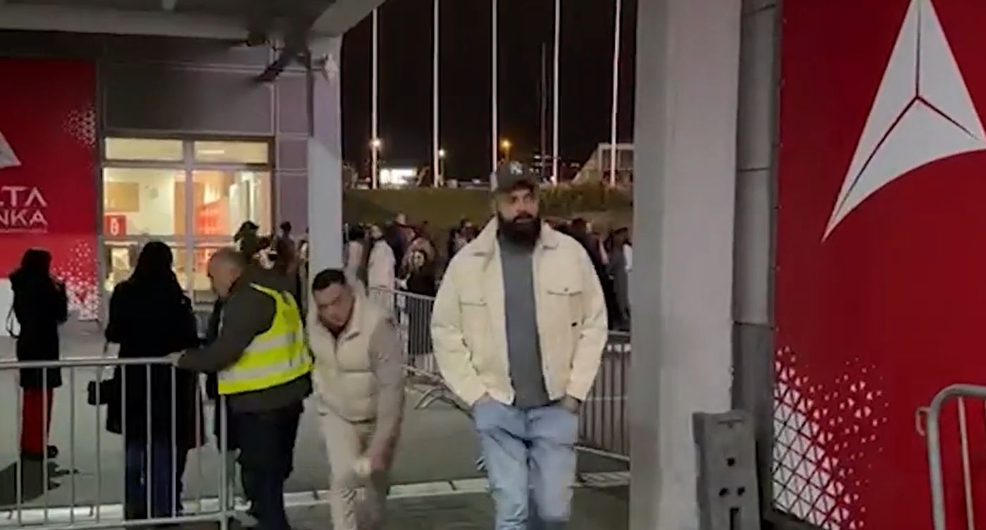 Gastoz šepajući došao na koncert Georgieva, pa bahato "preskočio" red! Ljudi pobesneli: "Šta glumi ovaj?"