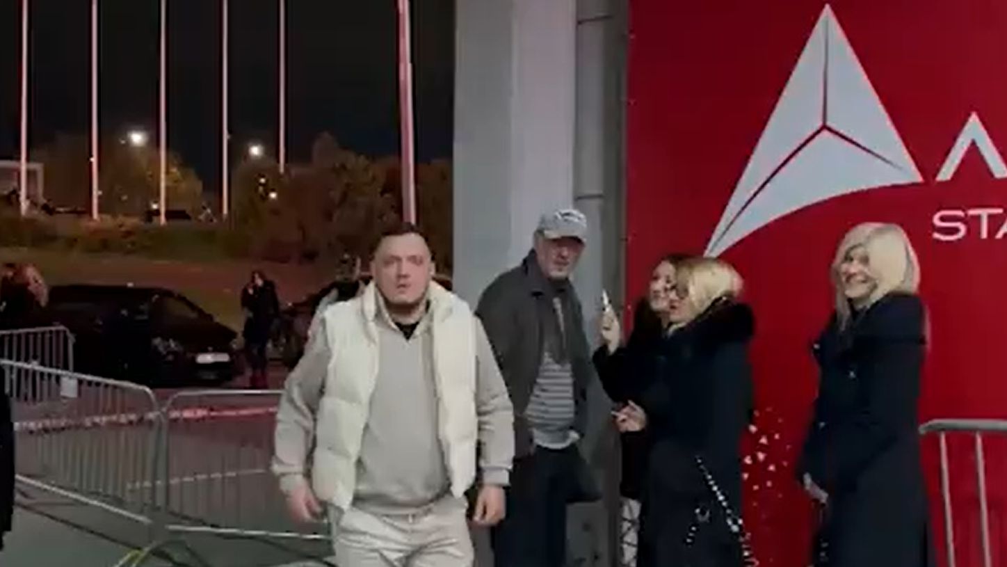 Gastoz šepajući došao na koncert Georgieva, pa bahato "preskočio" red! Ljudi pobesneli: "Šta glumi ovaj?"