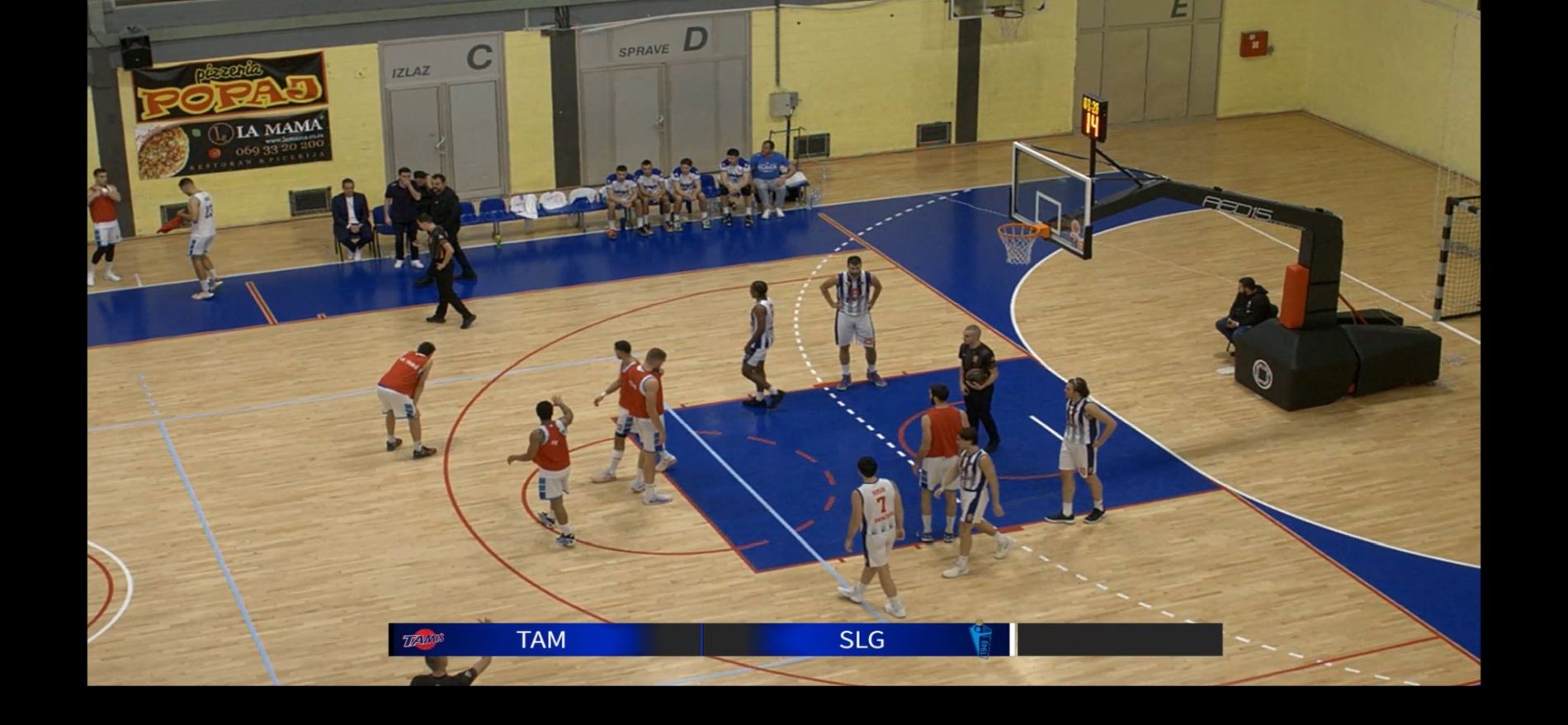 Ovoga nigde nema, sem u Srbiji: Gost na utakmicu došao u istoj boji dresova, pa nosio majice preko...