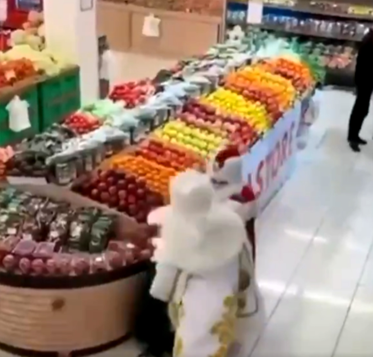 Bruka u Bakuu: Tuča Deda Mrazova u prodavnici, ljudi gledaju i ne veruju šta vide