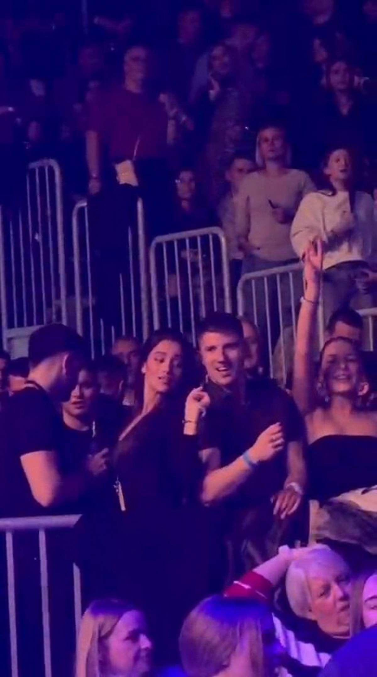 Arena Zagreb sinoć u transu: Ćerka Saše Matića se opustila na pevačevom koncertu, Jovana napravila šou na bini