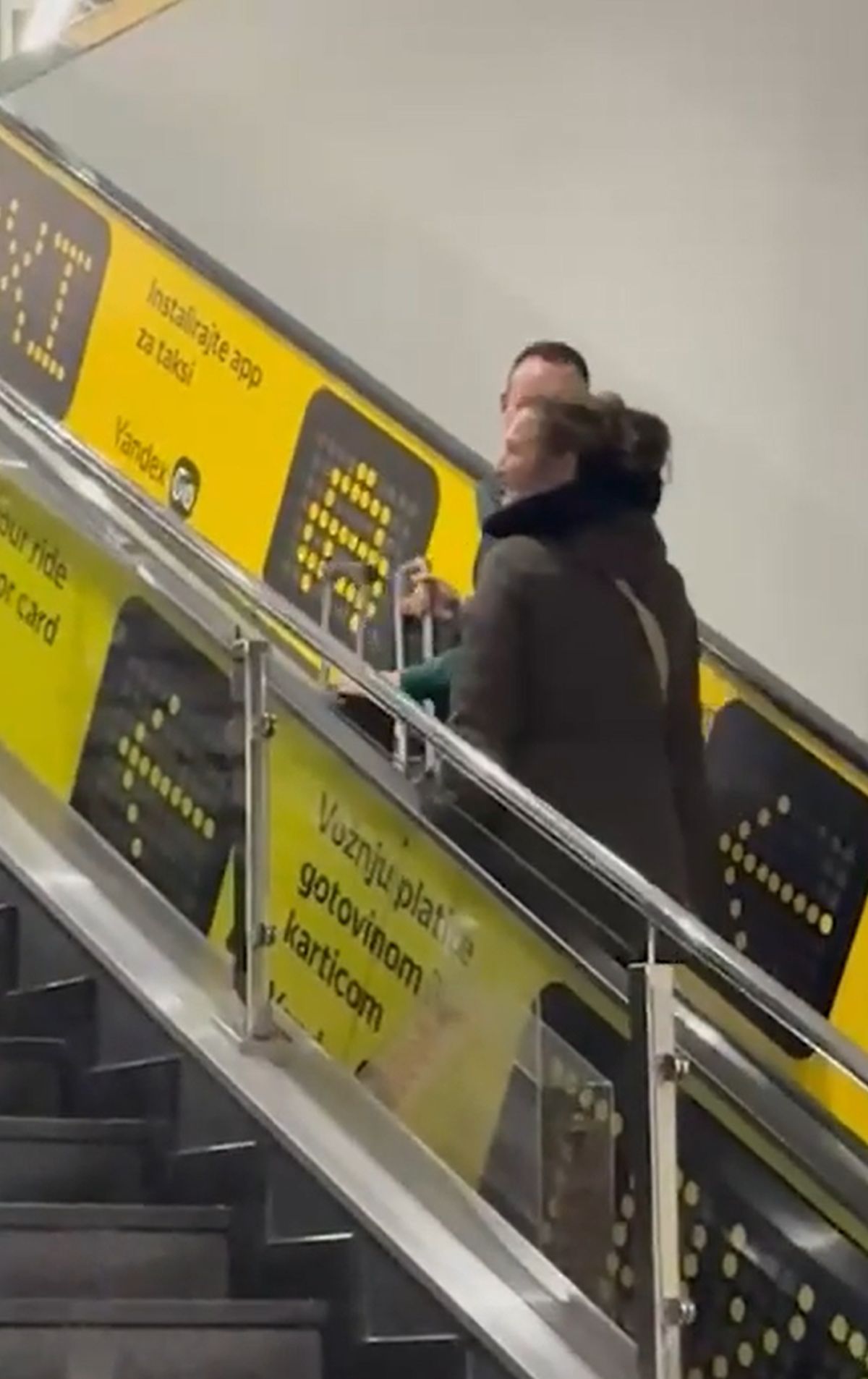 Mirče Radulović u pratnji ove dame napustio aerodrom: Bivši muž poznate voditeljke raspoložen stigao u Beograd