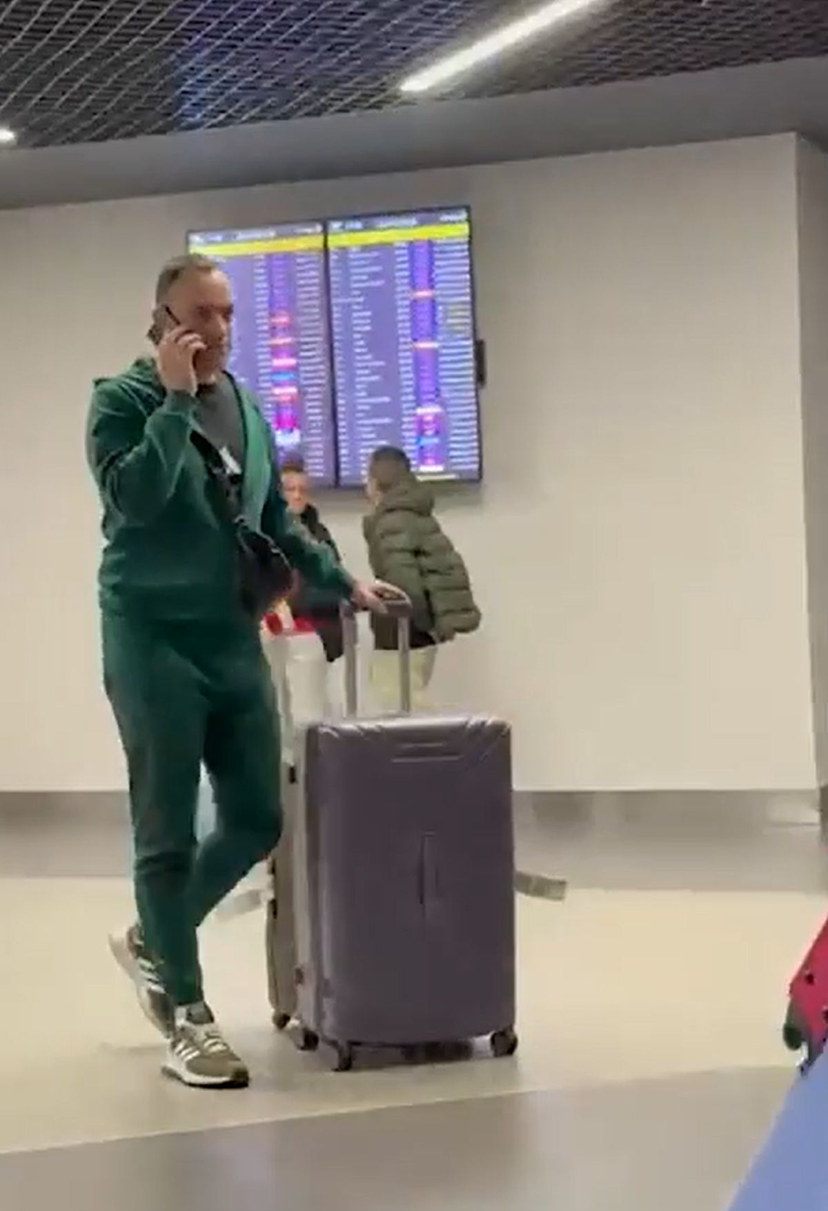 Mirče Radulović u pratnji ove dame napustio aerodrom: Bivši muž poznate voditeljke raspoložen stigao u Beograd