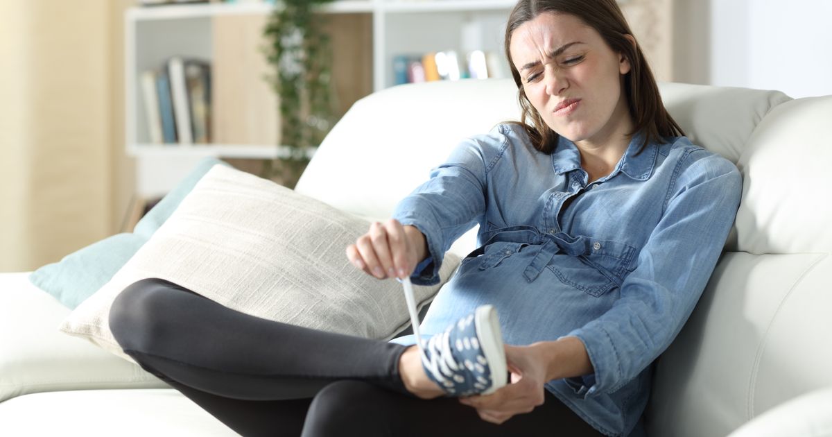 Nema više neprijatnosti kada se izujete: Sastojak koji svi imamo u kući rešava problem za 10 sekundi