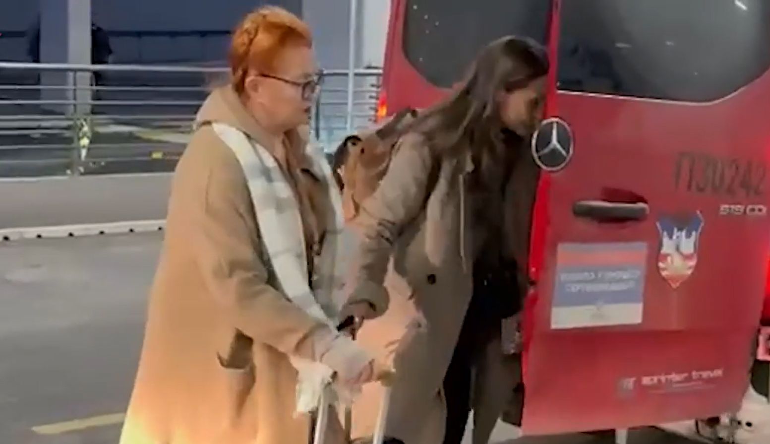 Tanja Bošković vukla dva teška kofera na aerodromu: Devojka joj pomogla oko njih, ovako je glumica reagovala