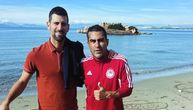 Legendarni napadač crveno-belih prišao Đokoviću na plaži u Atini, bivši heroj sada prodaje ribolovačku opremu