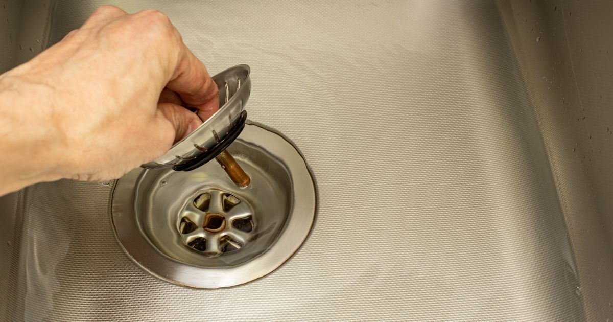 Štedi novac, a ne treba ni kap kiseline: Kažu da ova mešavina može najbrže da otpuši sudoperu