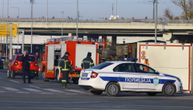 SAZNAJEMO! Nesreća u Zemunu: Telo pešaka zaglavljeno pod kabinom kamiona