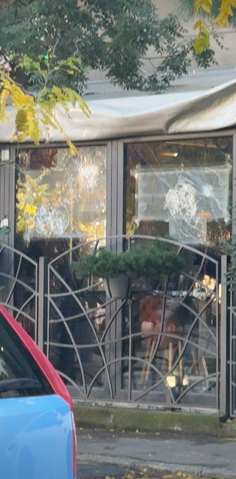 Angelino lokal Razbijeno staklo na lokalu gde je bila pucnjava