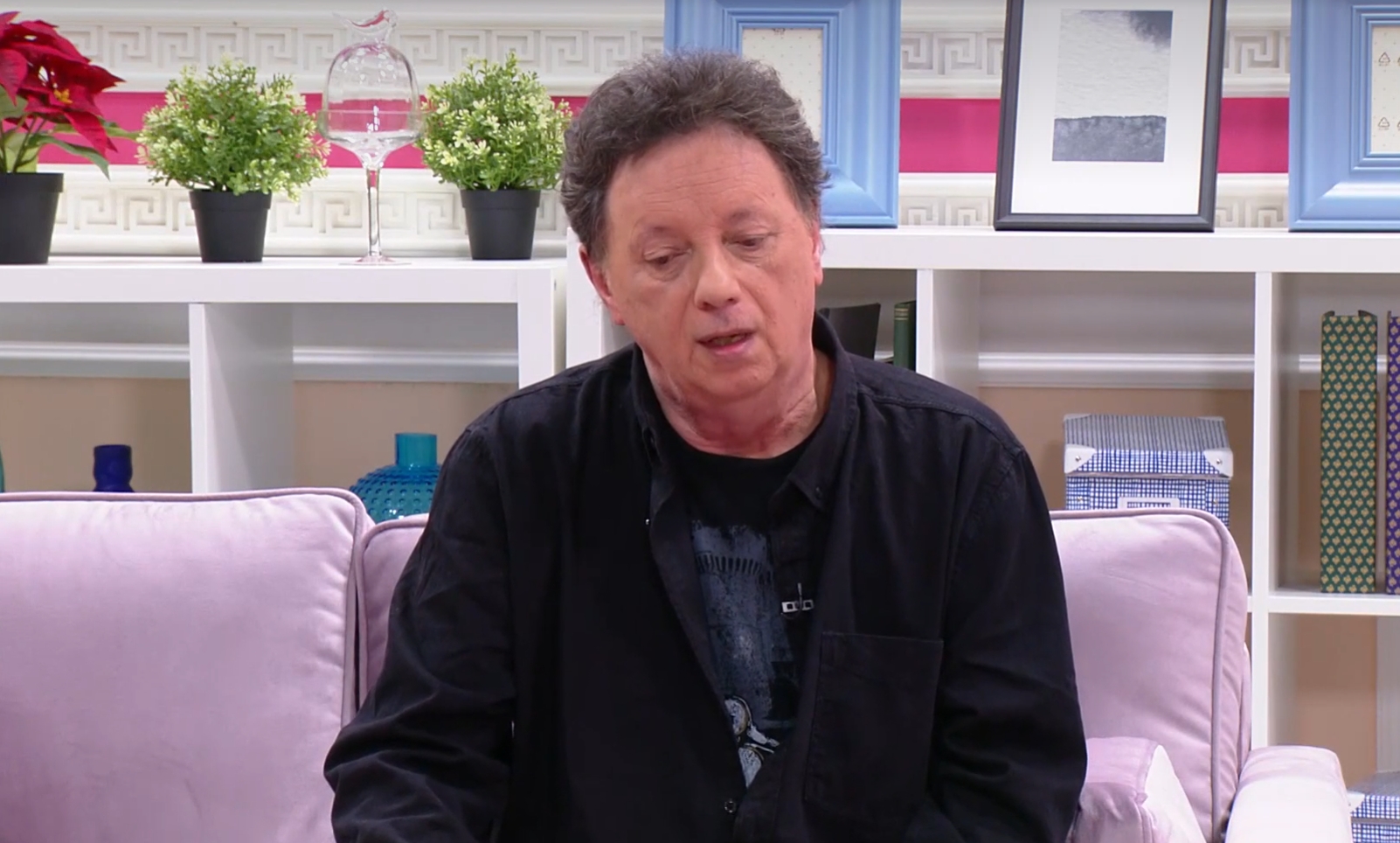 50 godina je na estradi, a kada mu stigne penzija - plače: "Davao sam šakom i kapom, sad poljubim poštara..."