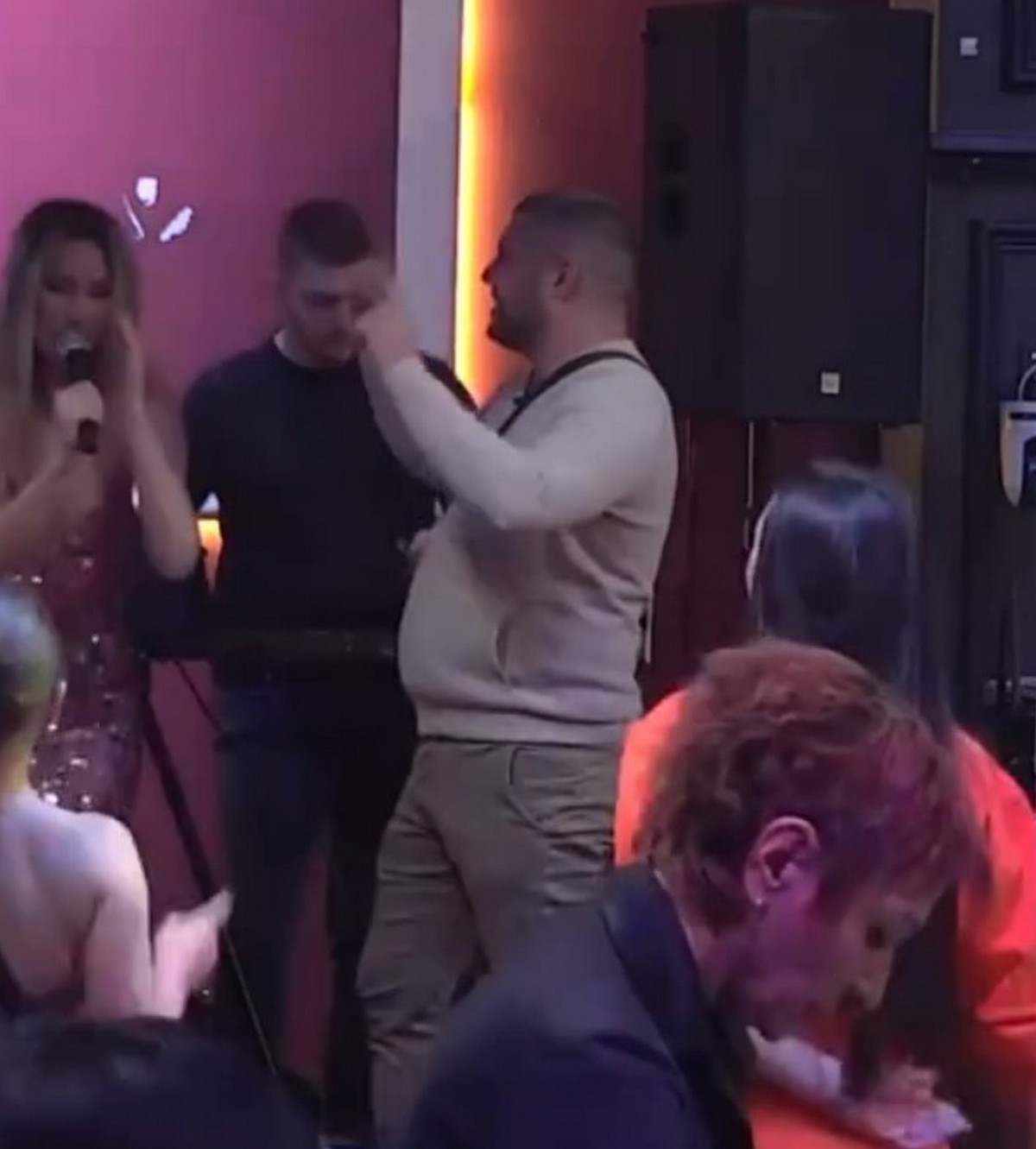 Niko nije video šta je Asmin radio dok ga Aneli nije gledala: Prepio se, obletao oko NJE, a onda je i kleknuo