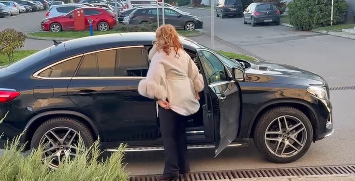 Folkerku (57) dovezli u besnoj mašini! Pokazala lice bez trunke šminke, ona na veseljima zgrće ozbiljnu lovu