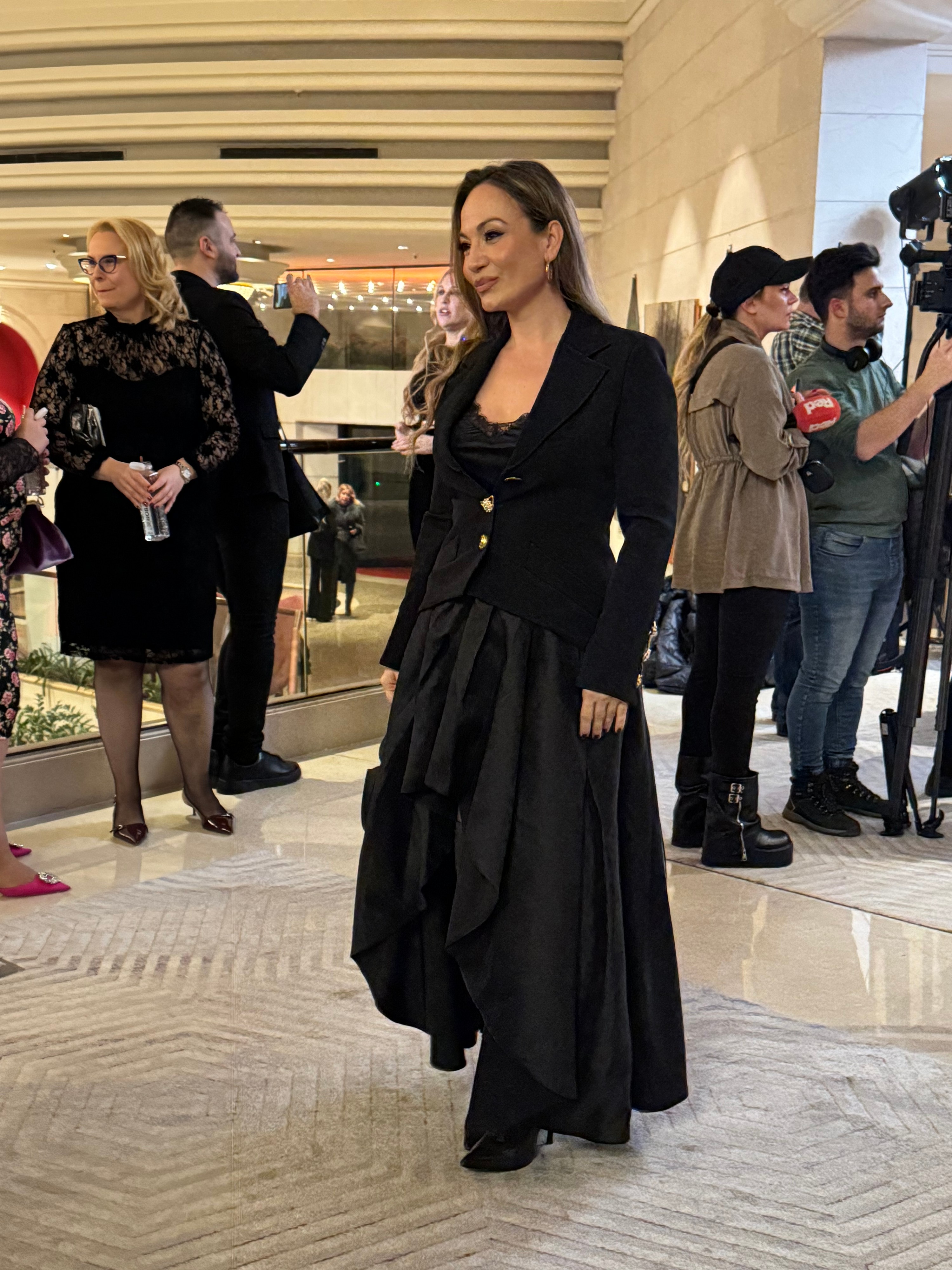 Jelena Tomašević se pojavila na reviji Bate Spasojevića i pokazala kako izgleda vrhunska elegancija!