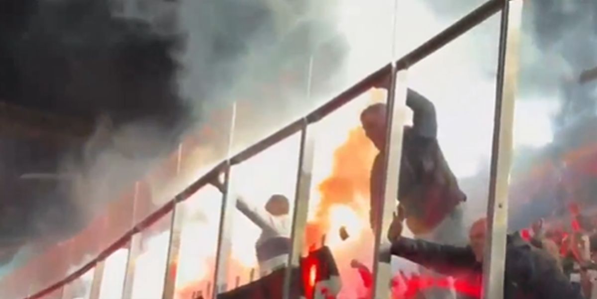 Skandal! Navijači Ajntrahta divljali, drmali ogradu i bacali baklje među navijače Barselone