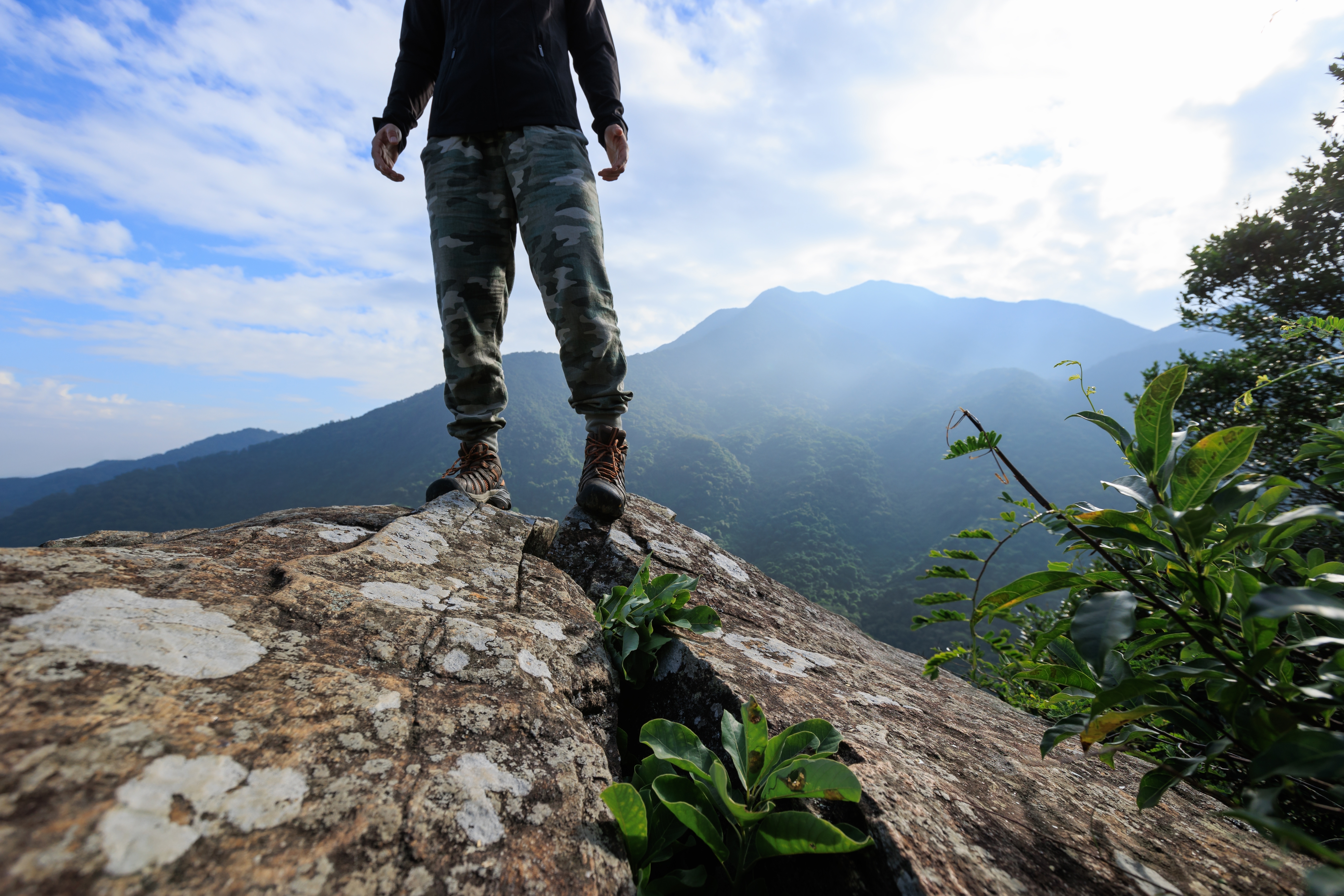 Turista hteo da napravi SELFI, ali su stvari krenule po zlu: Užasnuti saputnici snimili kako pada u PONOR