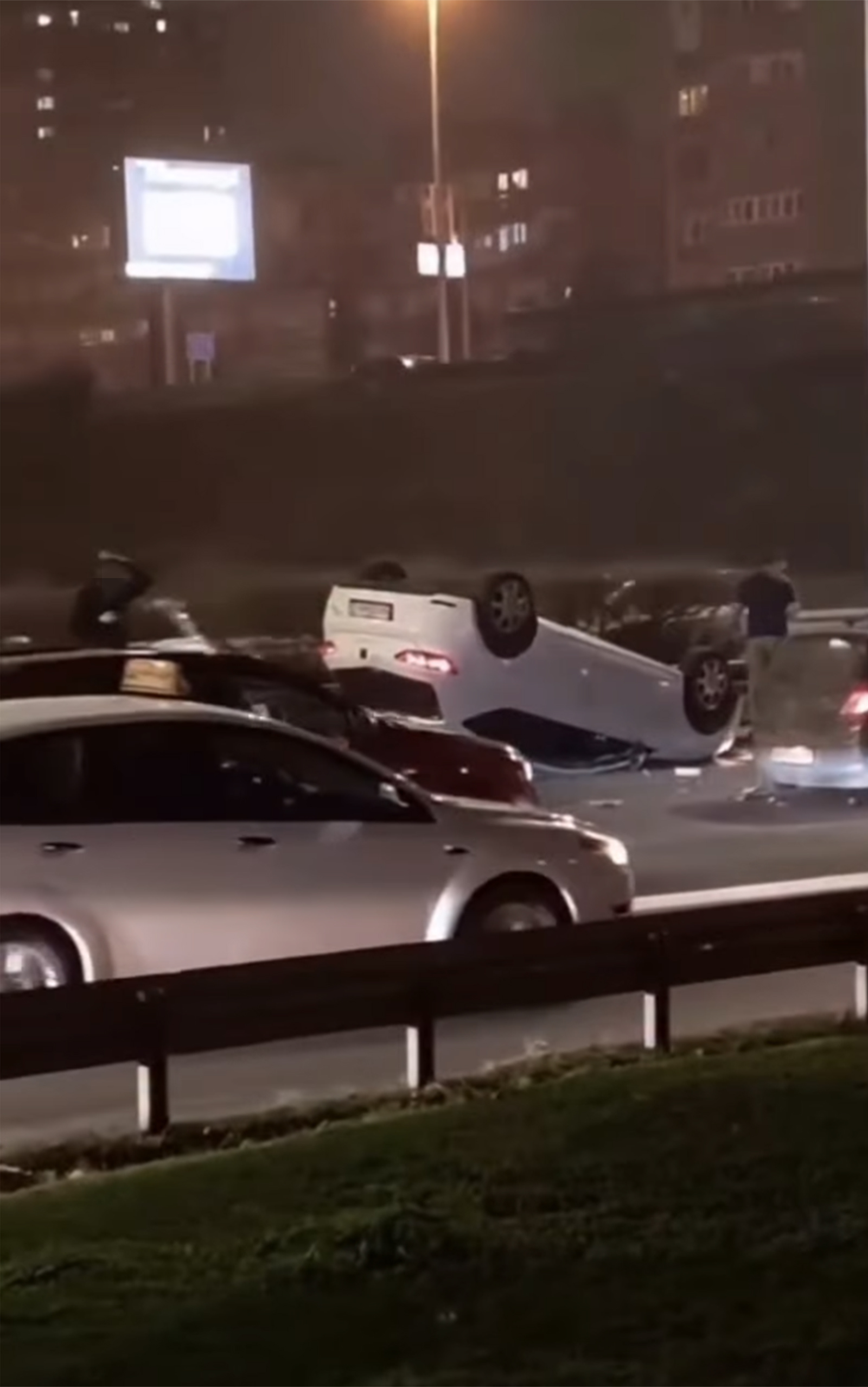 Isplivao jezivi snimak prevrtanja automobila na NBG: Zaleteo se, pa se zakucao u vozila ispred, nastao haos