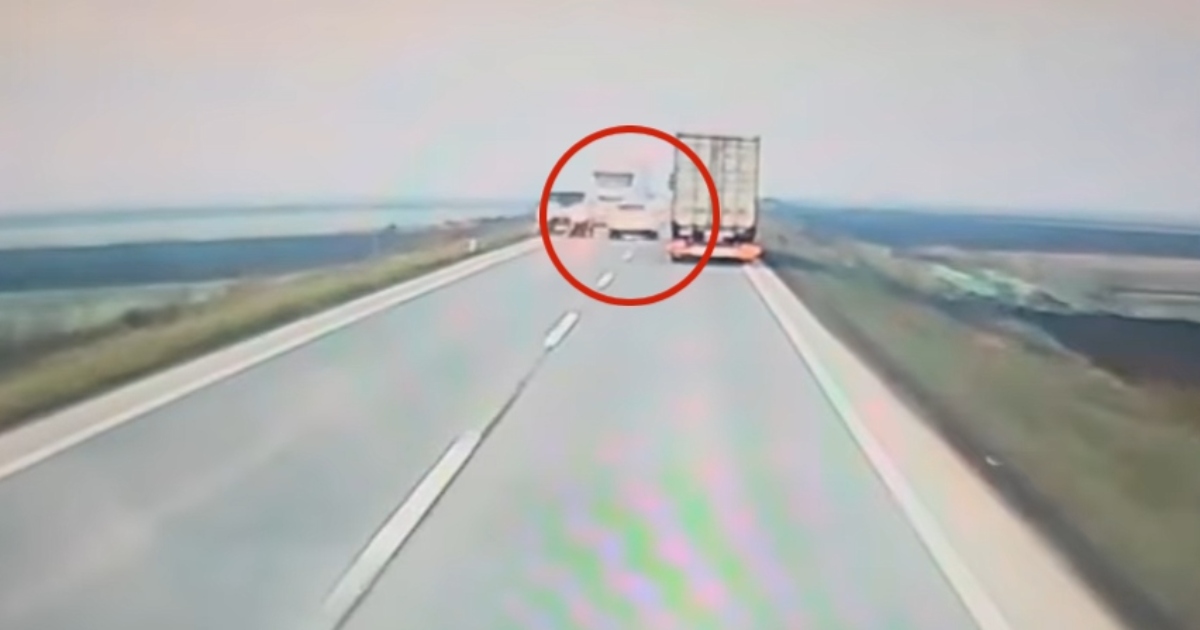 HOROR U SRBIJI SNIMLJEN KAMEROM! Vozač preticao kolonu, a onda mu u susret došao šleper: Snimak ledi krv