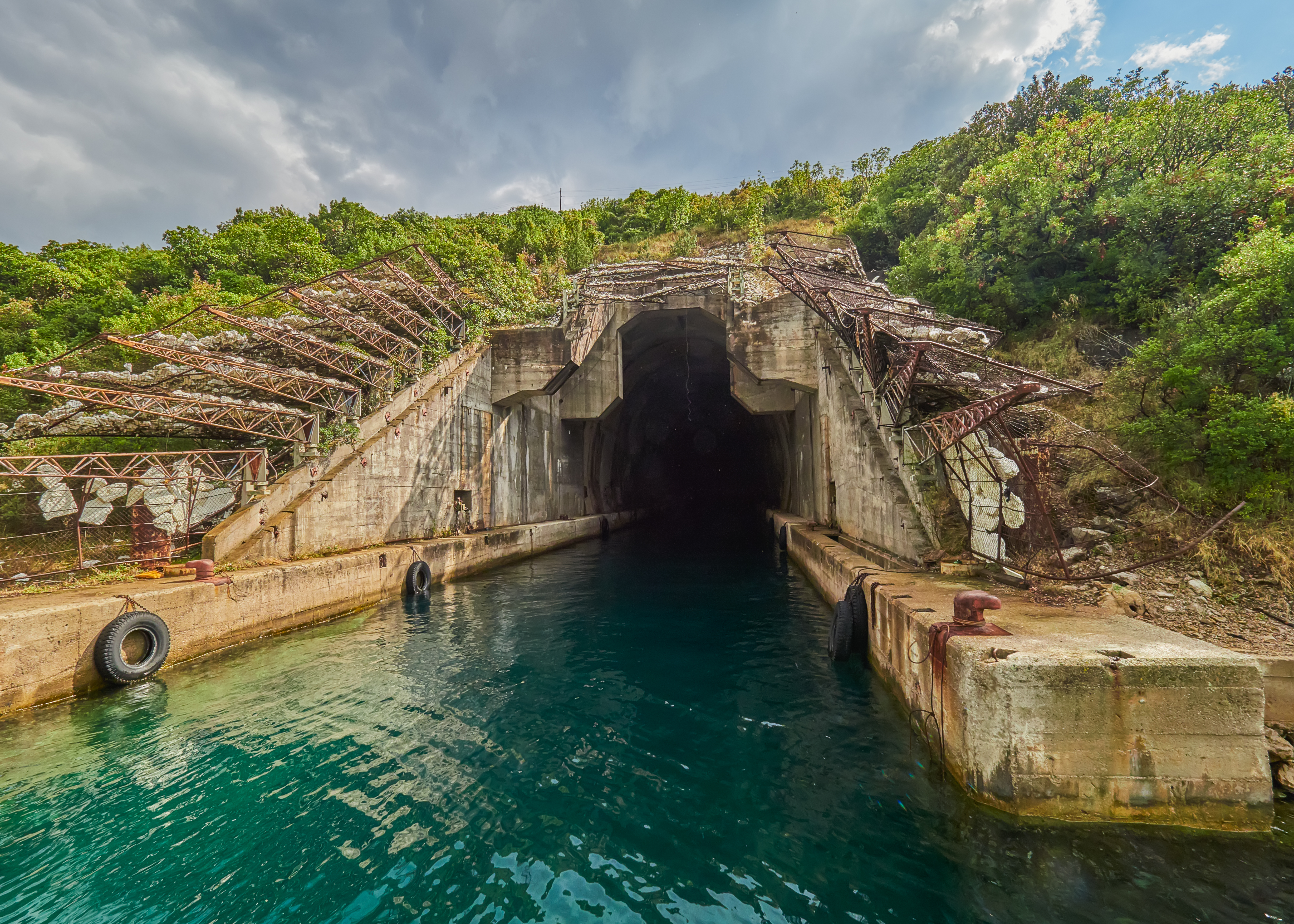 Tunel za podmornice je dugo skrivana tajna Jugoslavije: Nalazi se u prelepom delu Jadrana, duboko u steni