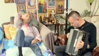 Poslednji snimak iz doma Kosmajca: Pred smrt poželeo da mu sinovi sviraju i pevaju, ležao okružen najmilijima