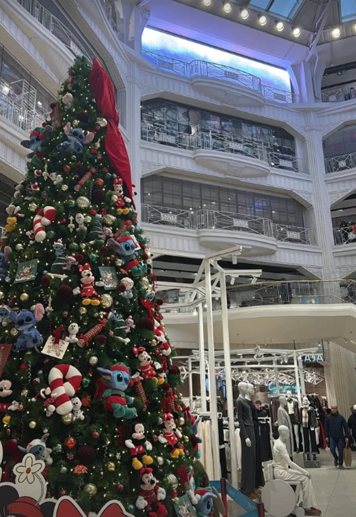 Ena i Peja pobegli iz Beograda! Oglasili se sa ove destinacije: Ona okrenula leđa kameri u kombinezonu i...