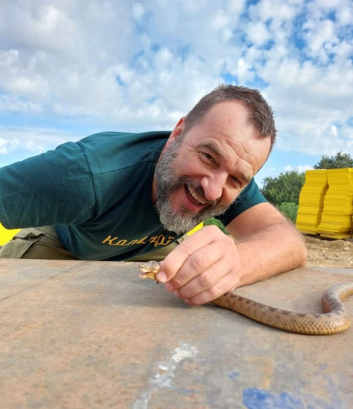 Da se naježiš! Nenad Jezdić golim rukama uhvatio zmiju, pozirao s njom, pa pokazao gde je završila: "Da je..."