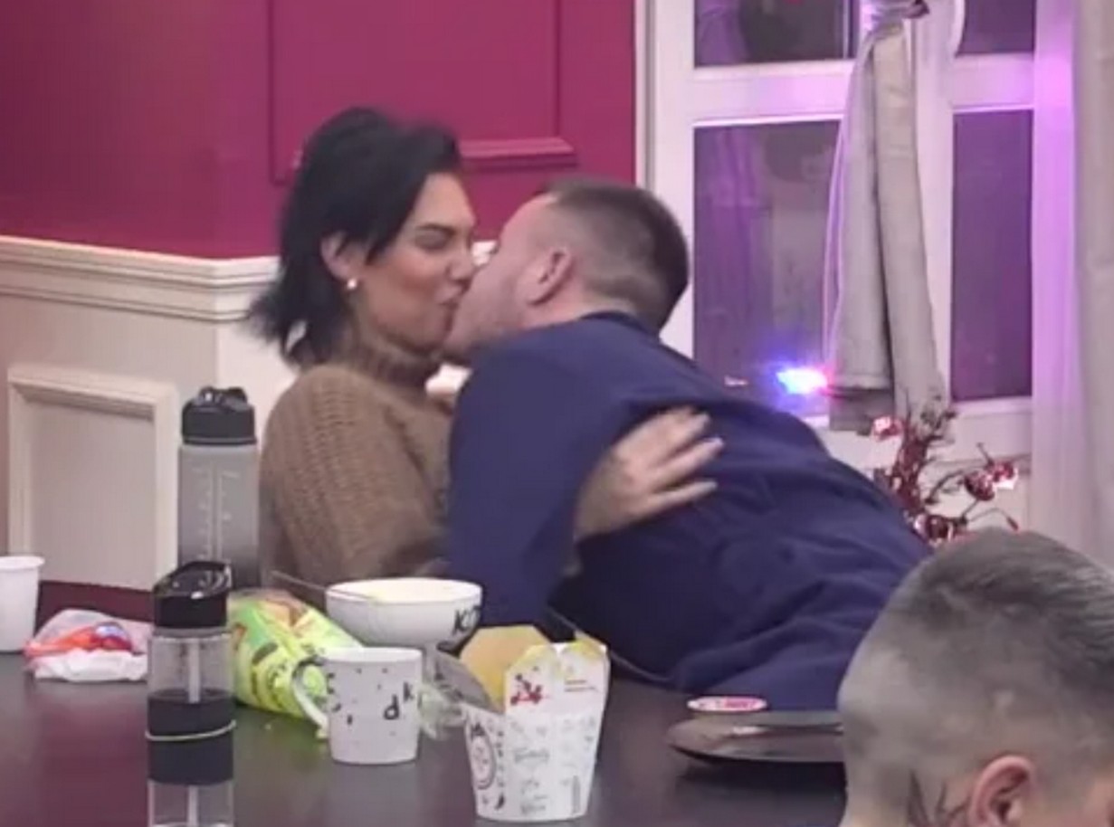 Kao sa Mensurom nekada! Mina i Viktor se strasno ljubili, prepustili se strastima u kuhinji kao da su sami