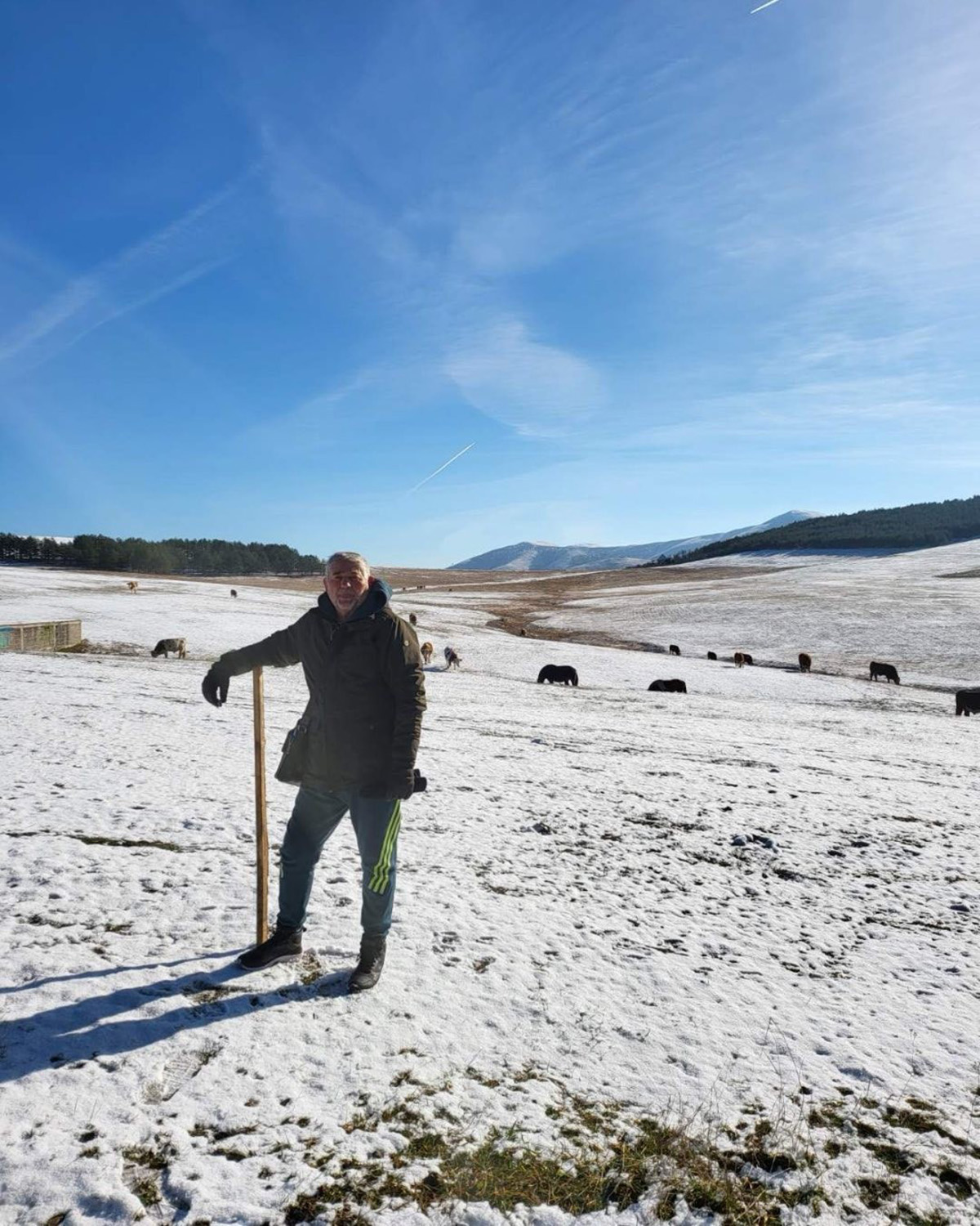 Rodna kuća mu propada, a naš pevač živi u ogromnoj vili s bazenom: Sagradio i milionski biznis na Zlatiboru