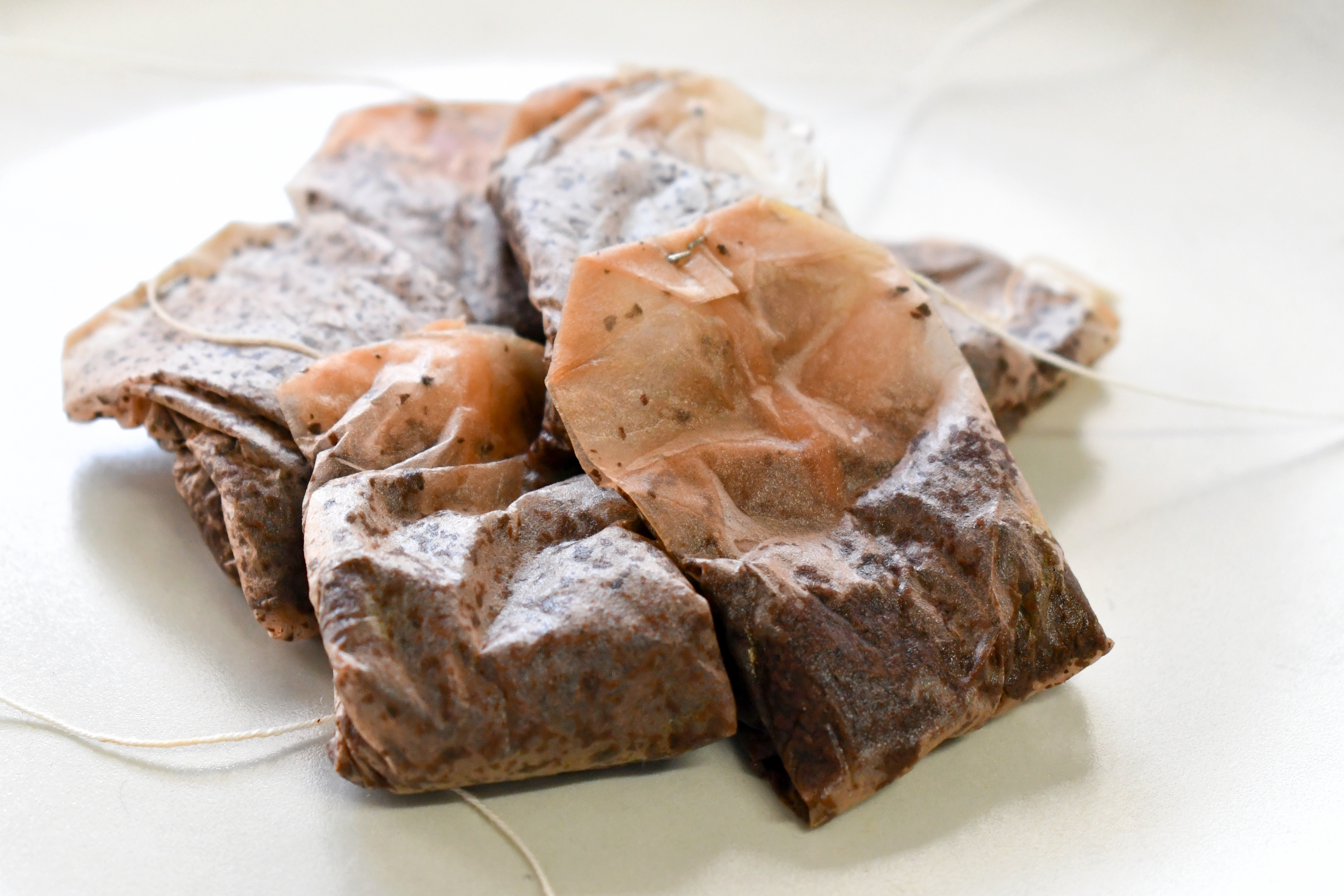 Zašto Španci zimi stavljaju kesice čaja na prozore: Jednostavan trik protiv vlage koji sve češće koriste svi