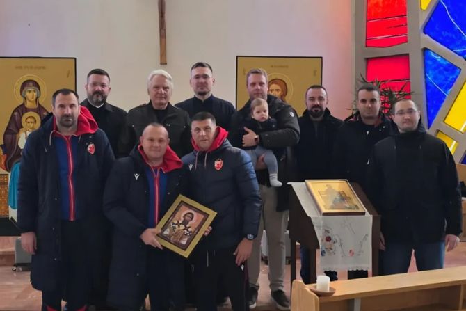 Delegacija Crvene zvezde i Dule Savić u crkvi u Gracu