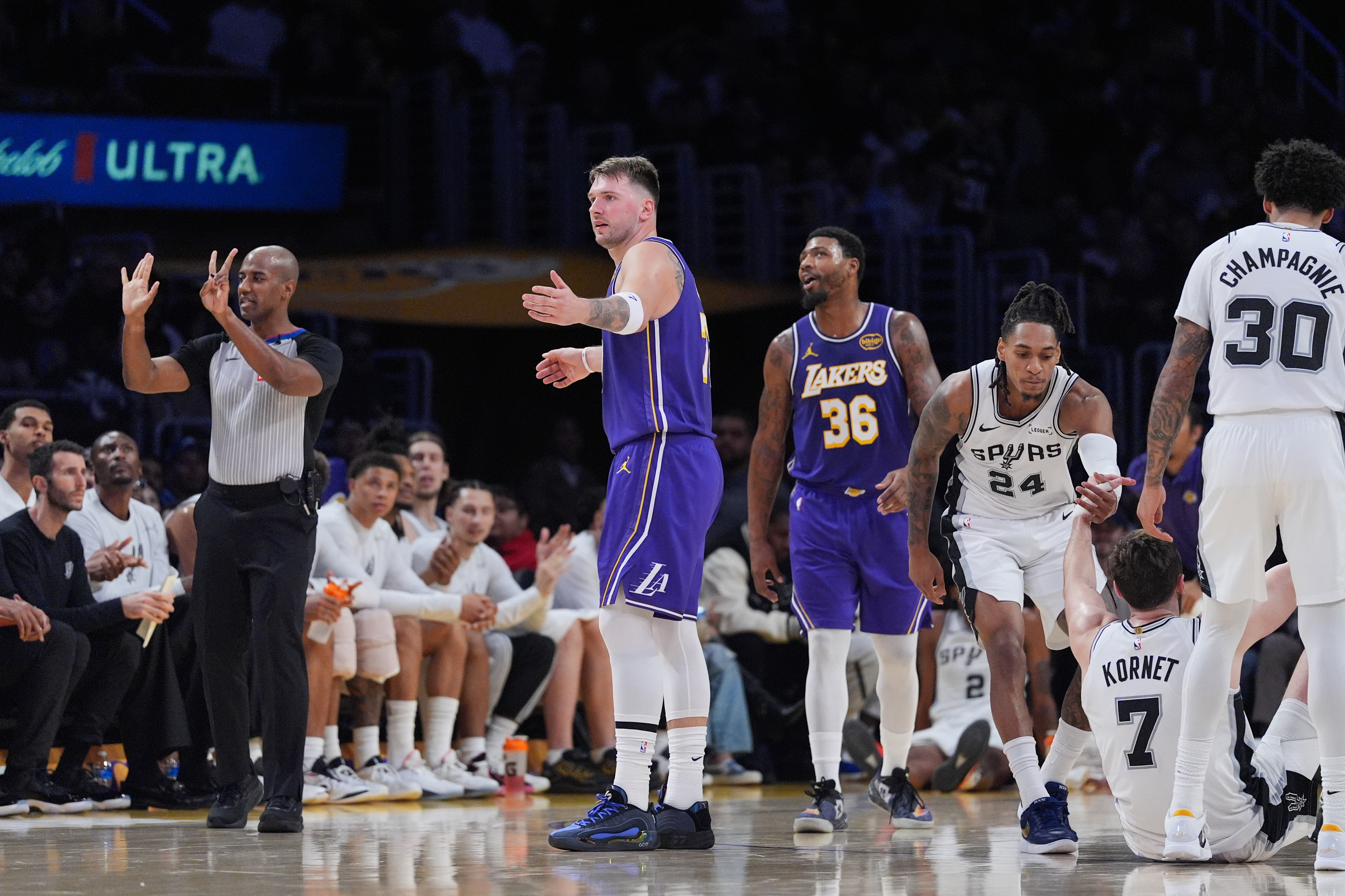 Luka Dončić briljirao, Lebron zakucavao i provocirao, ali su Lejkersi ispali iz NBA kupa!