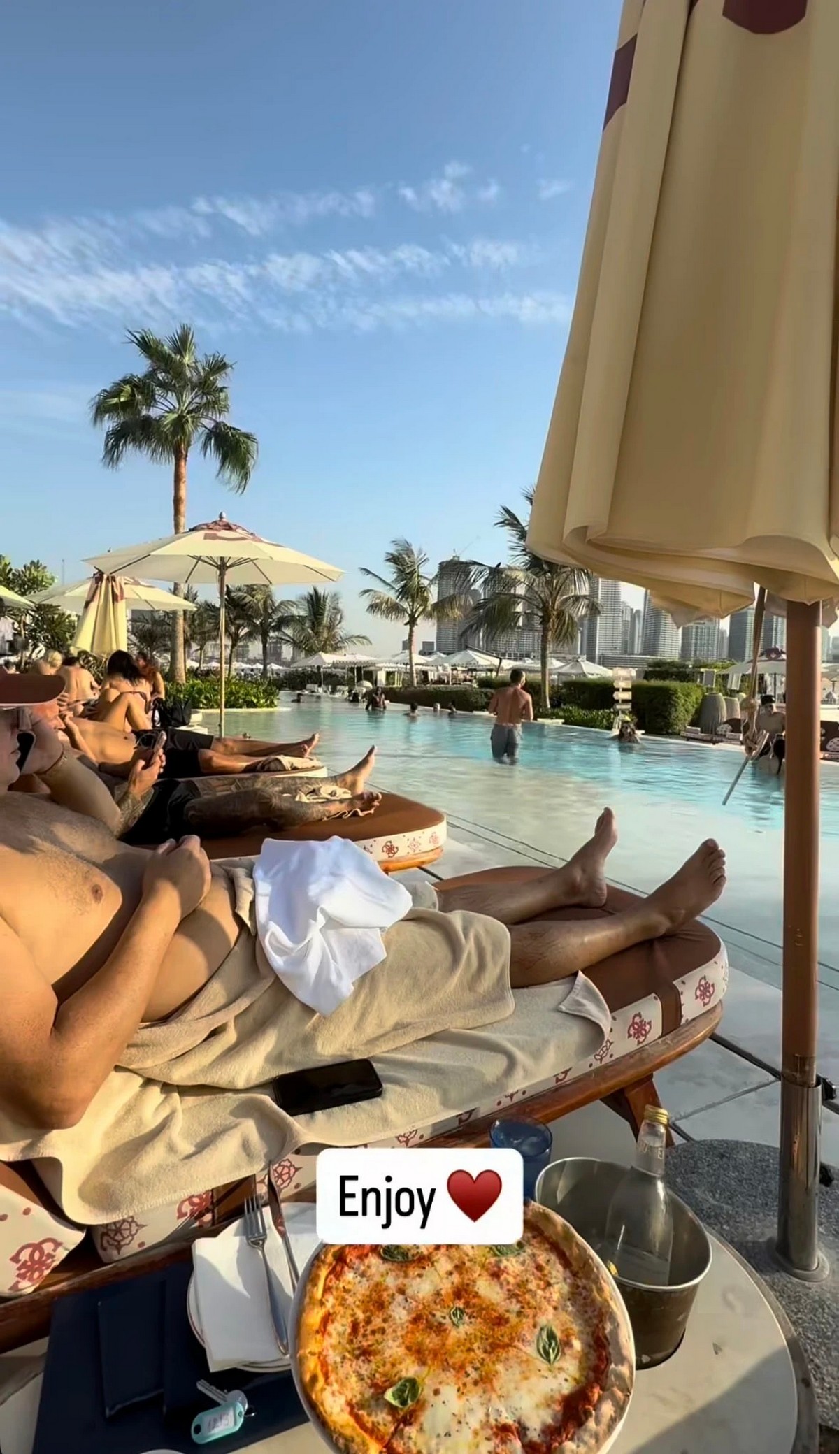 Aleksandra Subotić snimila muža na bazenu! Evo kako Peca Vijagra izgleda u 53. godini, ovo vidite prvi put