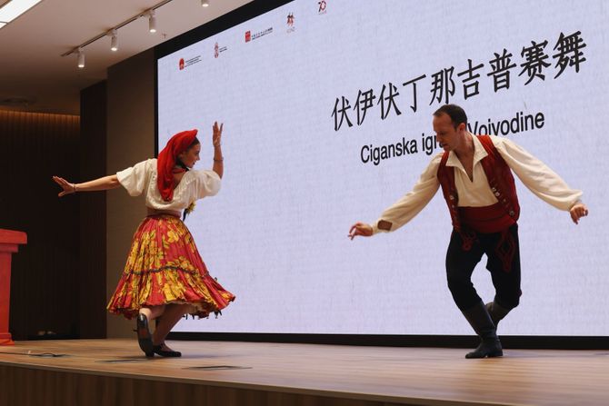 Izložba fotografiјa posvećene obeležavanju 70 godina od prvog gostovanja ansambla "Kolo" u Narodnoј Republici Kini