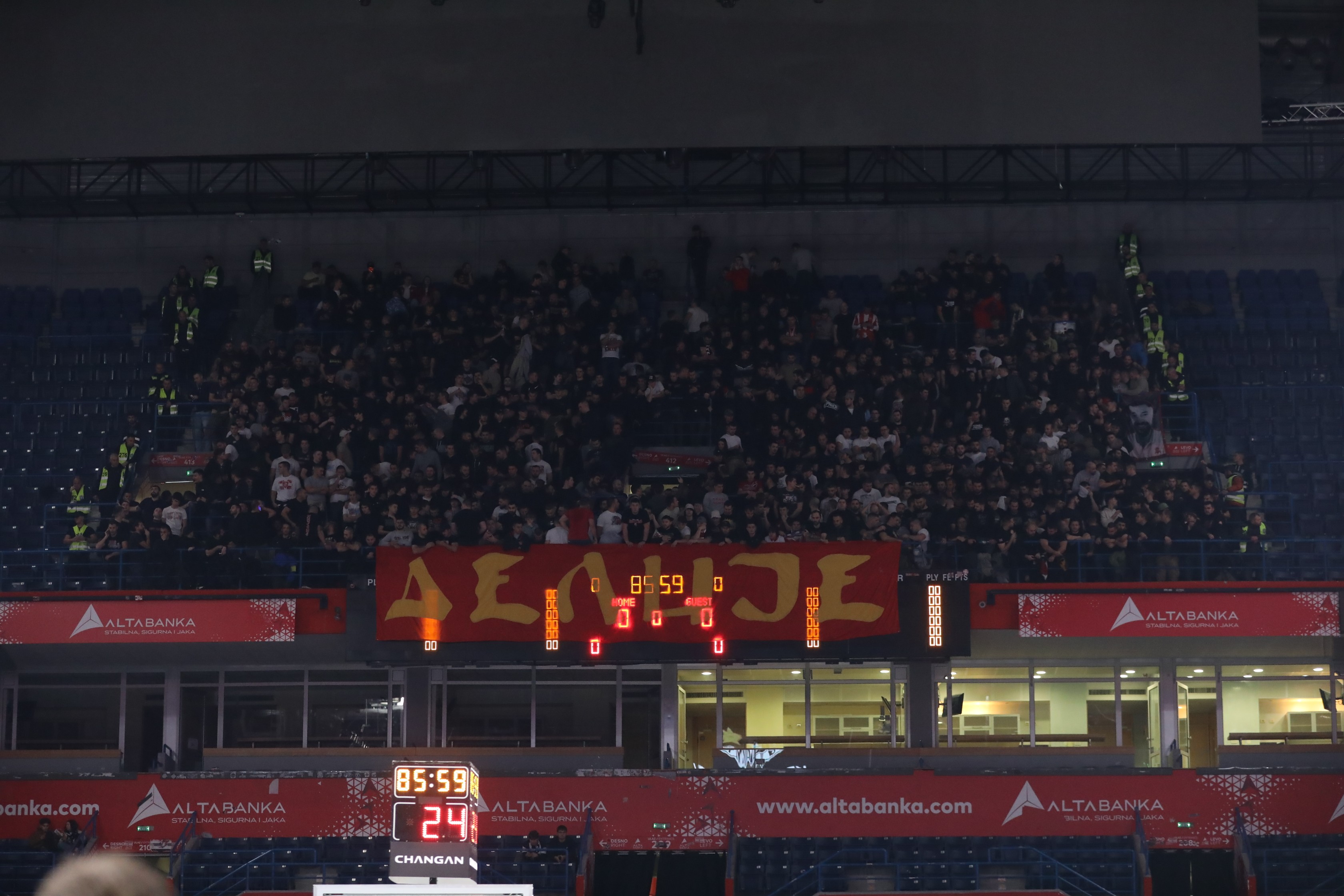 Delije ušle u Arenu i zapevale pesmu na račun Partizana i Grobara, usledili zvižduci domaćih navijača