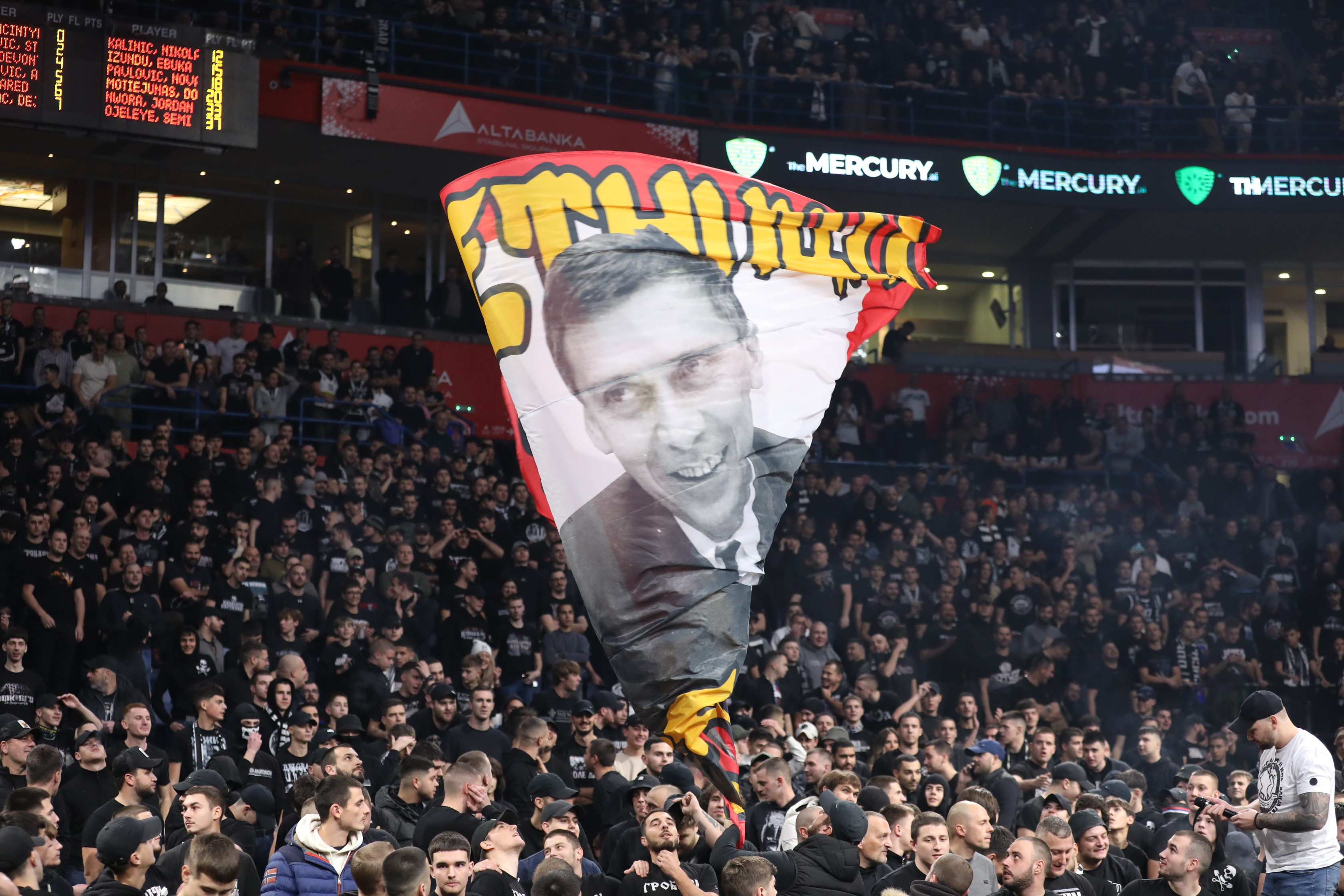 Brutalna provokacija Grobara, navijači Partizana stavili Krcuna na zastavu "Četnici sever"